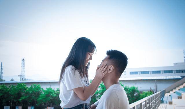 吃早餐的精致女孩